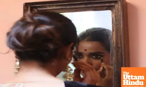 Kajrare Nain: Making Young Women’s Eyes Even Hotter!