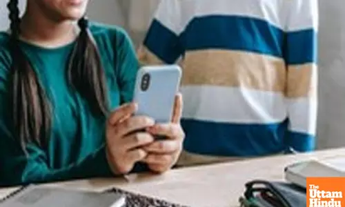 Study links excessive screen time to sleep disruptions, depression in girls