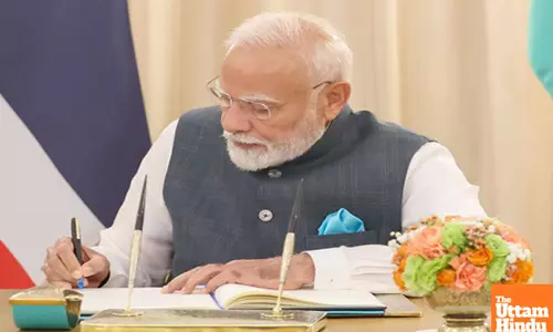 PM Modi signs visitors book