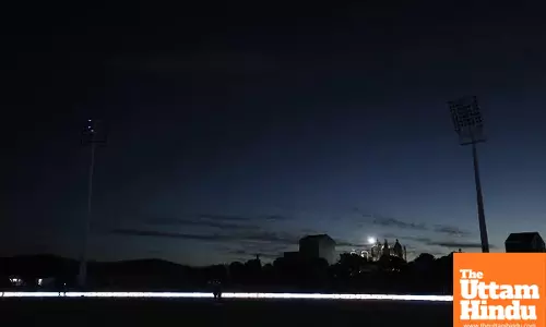 Stadium Lights Fail Mid-Match, Pakistani Batsman Narrowly Escapes Injury – Watch the Dramatic Moment