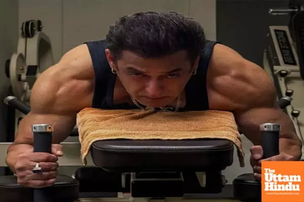 Salman Khan flaunts his bulky biceps as he sweats it out in the gym Salman Khan flaunts his bulky biceps as he sweats it out in the gym