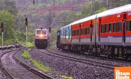 Train Derailment Attempt in UP: Massive Wooden Log Strikes Engine, Sparks Panic Among Passengers