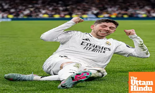 Late Valverde goal keeps Real Madrid in La Liga title race