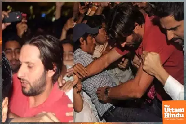 Former Cricketer Shahid Afridi Slapped by Angry Crowd in Pakistan, Watch VIDEO Former Cricketer Shahid Afridi Slapped by Angry Crowd in Pakistan, Watch VIDEO