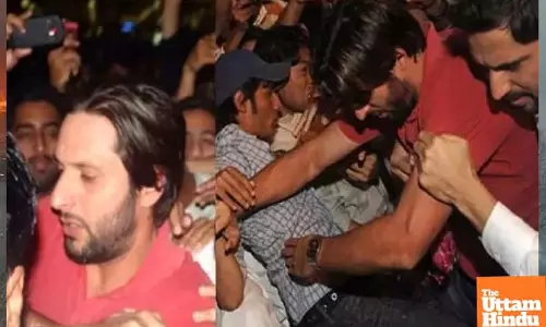 Former Cricketer Shahid Afridi Slapped by Angry Crowd in Pakistan, Watch VIDEO