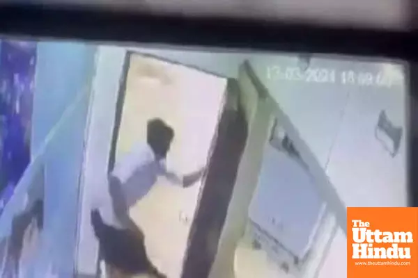 Karma on Wheels: Man Falls Off Moving Train While Snatching Chain, WATCH VIDEO Karma on Wheels: Man Falls Off Moving Train While Snatching Chain, WATCH VIDEO