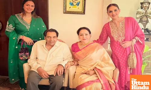 Esha Deol wishes ‘mamma’ Hema, ‘papa’ Dharmendra on wedding anniversary