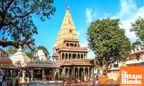 Massive Fire Erupts at Ujjain’s Mahakal Temple Complex, Panic as Thick Smoke Rises — Video Surfaces