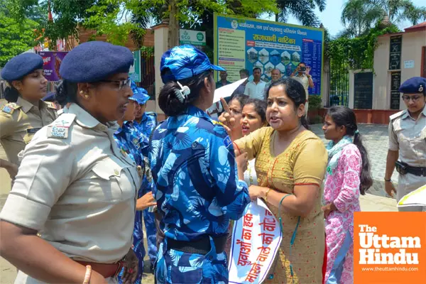 Police resort to lathi-charge as BPSC aspirants attempt to enter prohibited zone in Patna Police resort to lathi-charge as BPSC aspirants attempt to enter prohibited zone in Patna