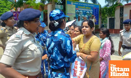 Police resort to lathi-charge as BPSC aspirants attempt to enter prohibited zone in Patna