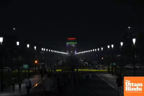 Delhi on High Alert Amid Indo-Pak Tensions; Leaves of Govt Staff Cancelled Delhi on High Alert Amid Indo-Pak Tensions; Leaves of Govt Staff Cancelled