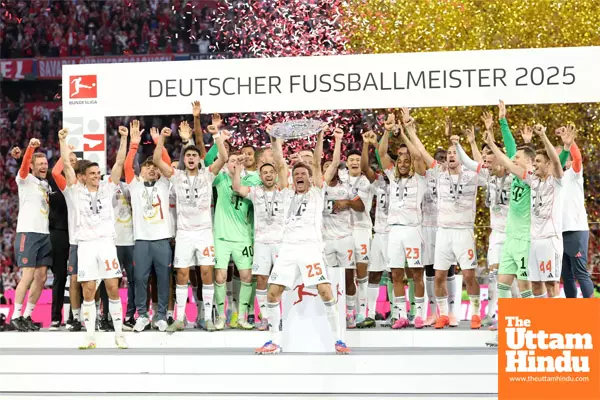 Bayern crowned title with 2-0 win on Mullers farewell night Bayern crowned title with 2-0 win on Mullers farewell night