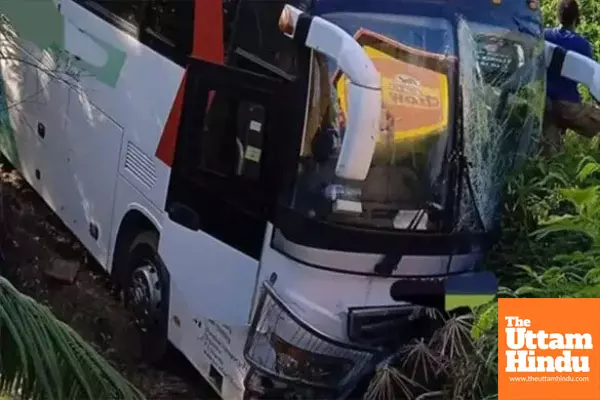 Passenger Bus Falls into Ravine in Sri Lanka: 21 Dead, More than 30 Injured Passenger Bus Falls into Ravine in Sri Lanka: 21 Dead, More than 30 Injured