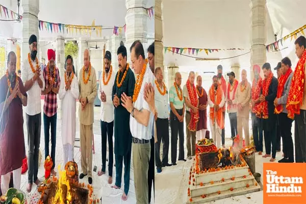 Amidst tension at border, Jalandhar Model Town Shopkeepers Association performs havan for peace and prosperity Amidst tension at border, Jalandhar Model Town Shopkeepers Association performs havan for peace and prosperity