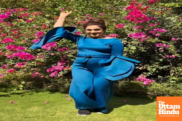 Meenakshi Seshadri dances to ‘Ek Main Aur Ek Tu’ on Khel Khel Mein 50th anniversary Meenakshi Seshadri dances to ‘Ek Main Aur Ek Tu’ on Khel Khel Mein 50th anniversary