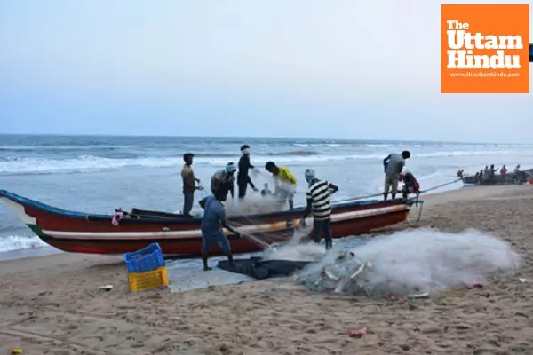 Kerala fishermen violate TN fishing ban, boat owners summoned Kerala fishermen violate TN fishing ban, boat owners summoned