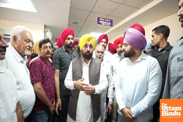 CM Conducts Surprise Check at Sub Registrar Office in Mohali