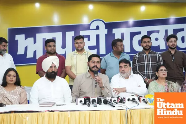 Congress Woes Deepens: Key Associate of Ashu from Ludhiana West Joins Aam Aadmi Party Congress Woes Deepens: Key Associate of Ashu from Ludhiana West Joins Aam Aadmi Party