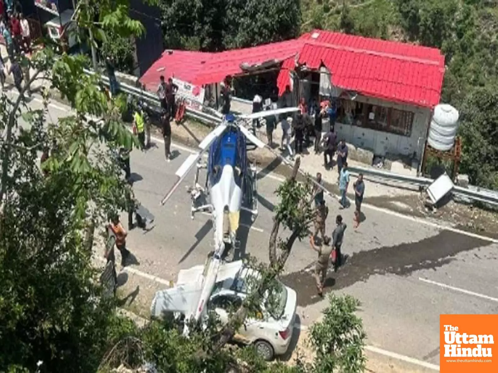 Emergency landing of helicopter waving off to Kedarnath, passengers escape narrowly