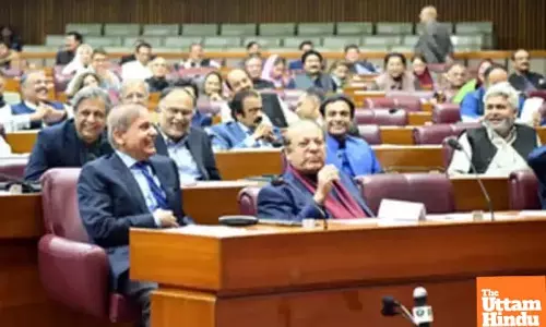 Pakistans Debt Soars While Lawmakers Salaries Surge by Over 500%