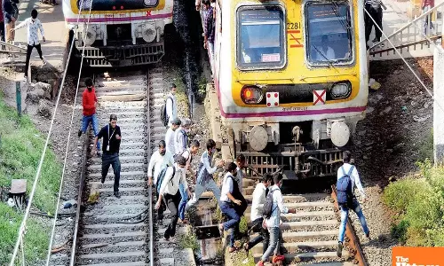 Horrific accident in Mumbai local train, 5 dead some injured, fell on the track due to overcrowding