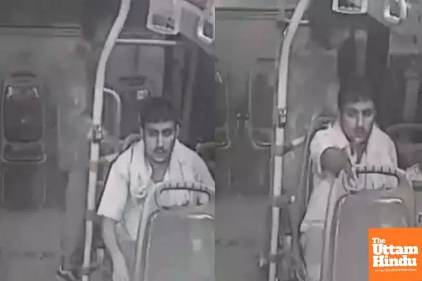 Phone Snatched in Seconds: Watch the Shocking Video of Bus Theft Phone Snatched in Seconds: Watch the Shocking Video of Bus Theft