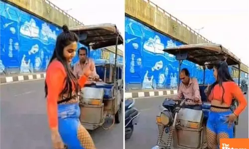 E-Rickshaw Drivers Uncomfortable Encounter: Viral Video Shows Girls Obscene Dance