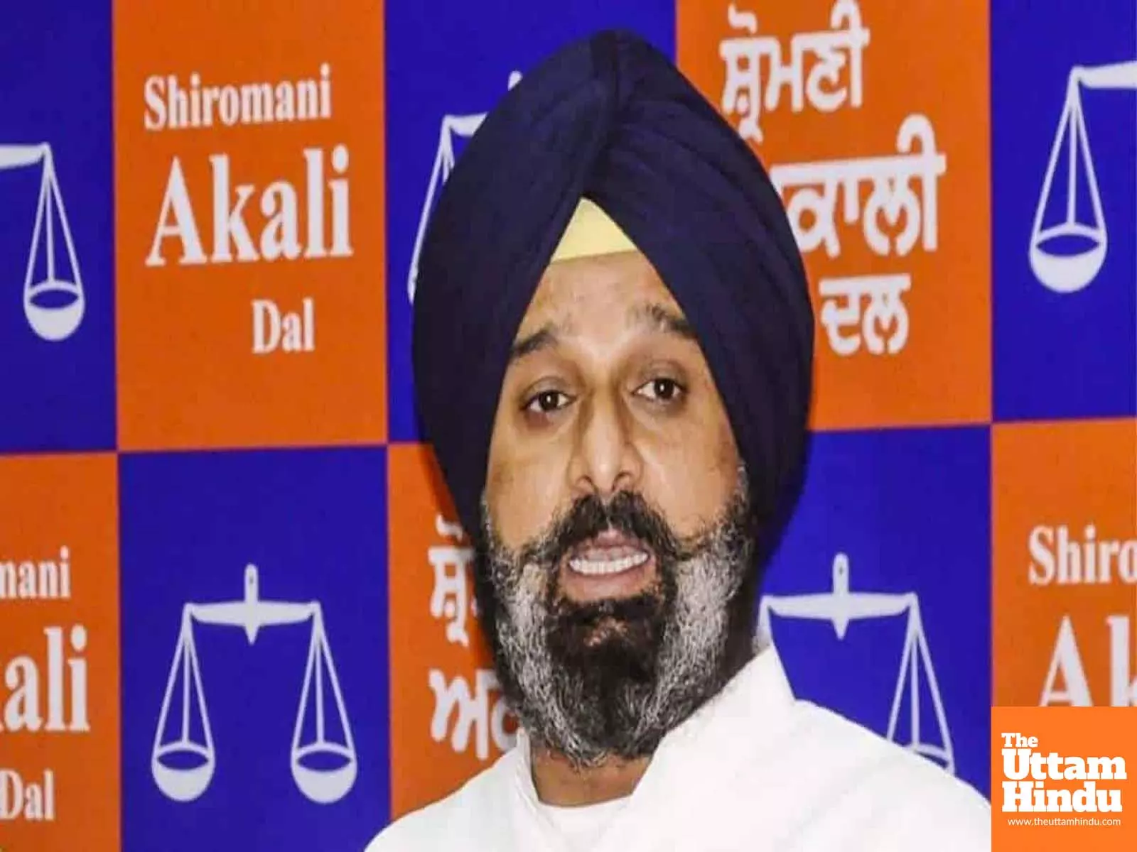 Former Akali Minister Bikram Majithia Held by Vigilance Team in Amritsar, Shifted to Mohali Headquarters Former Akali Minister Bikram Majithia Held by Vigilance Team in Amritsar, Shifted to Mohali Headquarters
