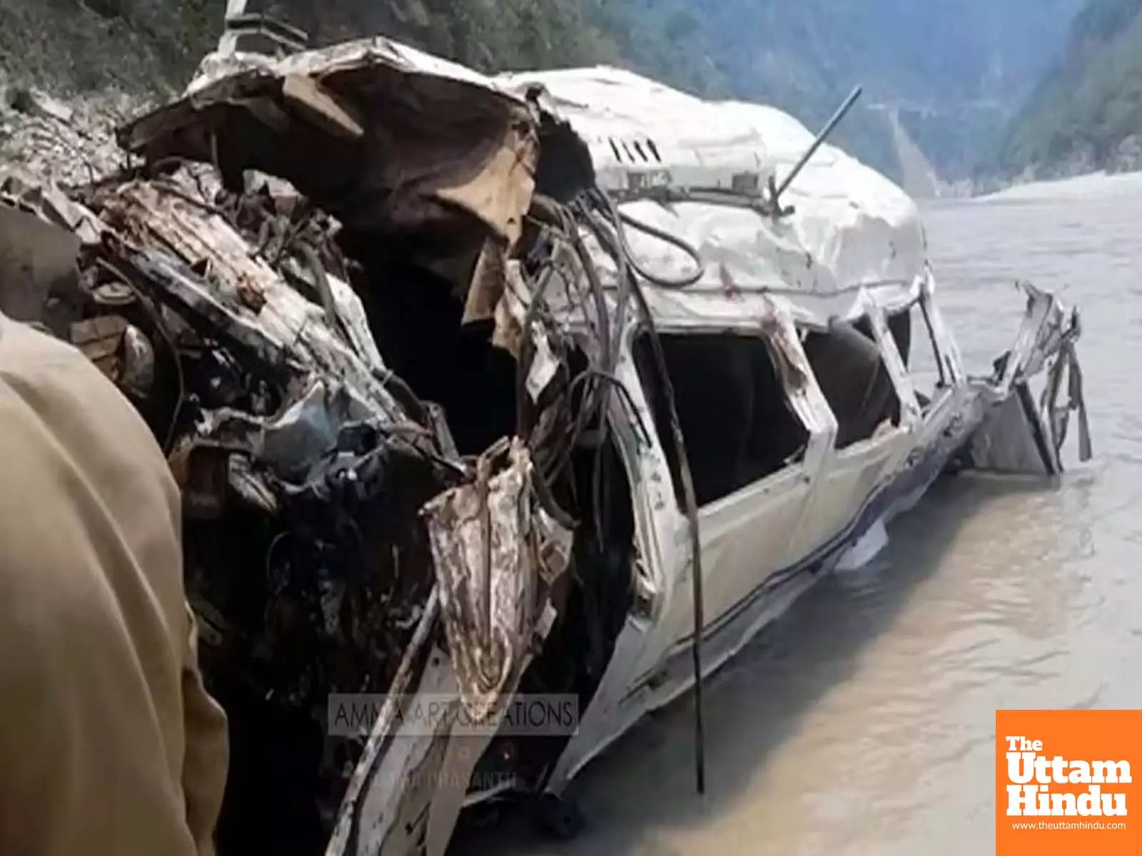 Tempo Traveler Falls into Alaknanda River — 1 Dead, Dozens Missing Tempo Traveler Falls into Alaknanda River — 1 Dead, Dozens Missing