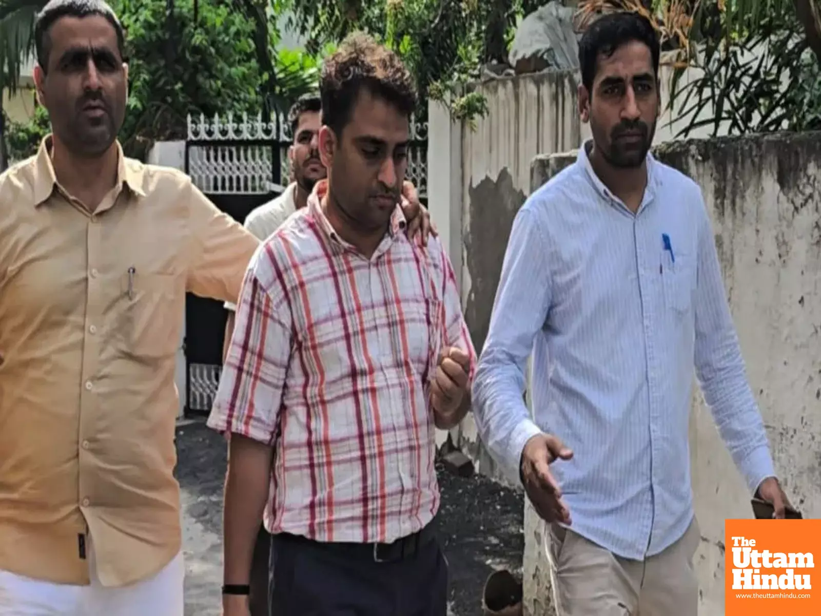 Bribery Probe: ₹30 Lakh Gold Found at Home of ₹38K-Salary Official Bribery Probe: ₹30 Lakh Gold Found at Home of ₹38K-Salary Official
