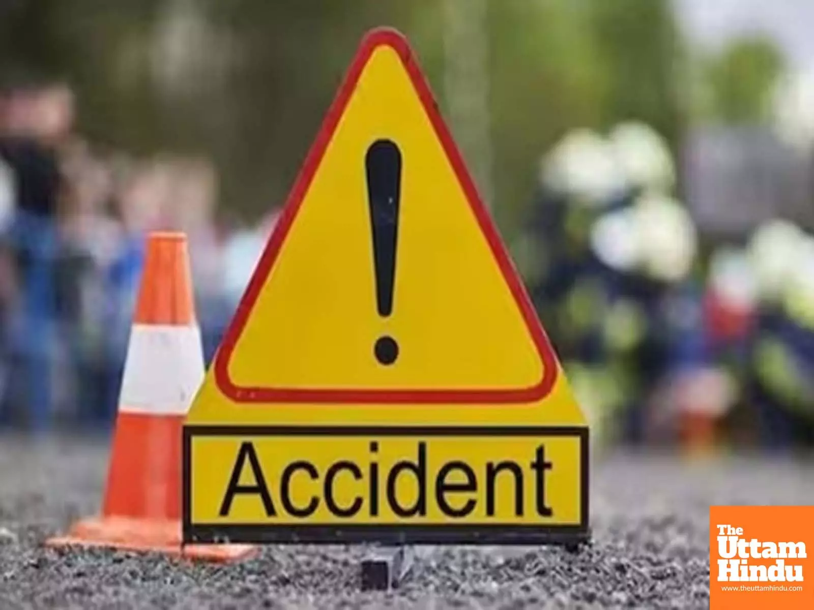 Van carrying school kids collides with divider amid heavy rain in Bhopal Van carrying school kids collides with divider amid heavy rain in Bhopal