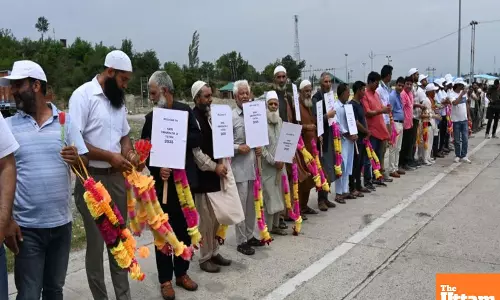 Locals receive first batch of Amarnath Yatra pilgrims with warmth in Kashmir