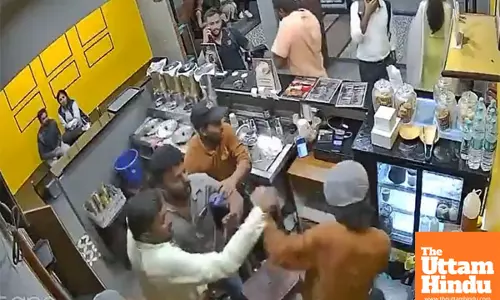 Bengaluru Cafe Staff Member Brutally Assaulted by Group of Men Over Empty Coffee Cup Demand; Video Goes Viral