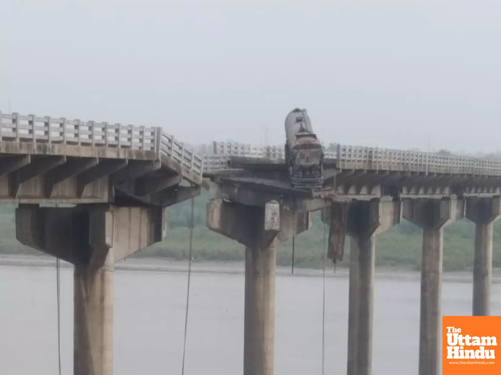 Tragedy in Gujarat: Mahisagar River Bridge Collapses, Vehicles Plunge; 2 Dead Tragedy in Gujarat: Mahisagar River Bridge Collapses, Vehicles Plunge; 2 Dead