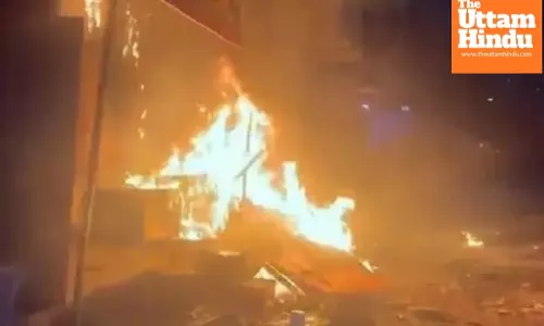 LPG Leak Turns Deadly: Noida 4-Storey Building Engulfed in Flames After Sudden Blast, Over 100 Trapped on Rooftop