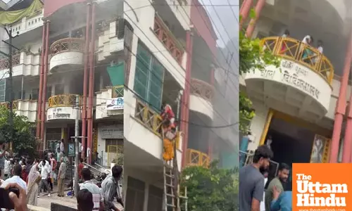 Miracle Rescue: Children Saved from Raging Hospital Fire as Firefighters Evacuate via Stairs