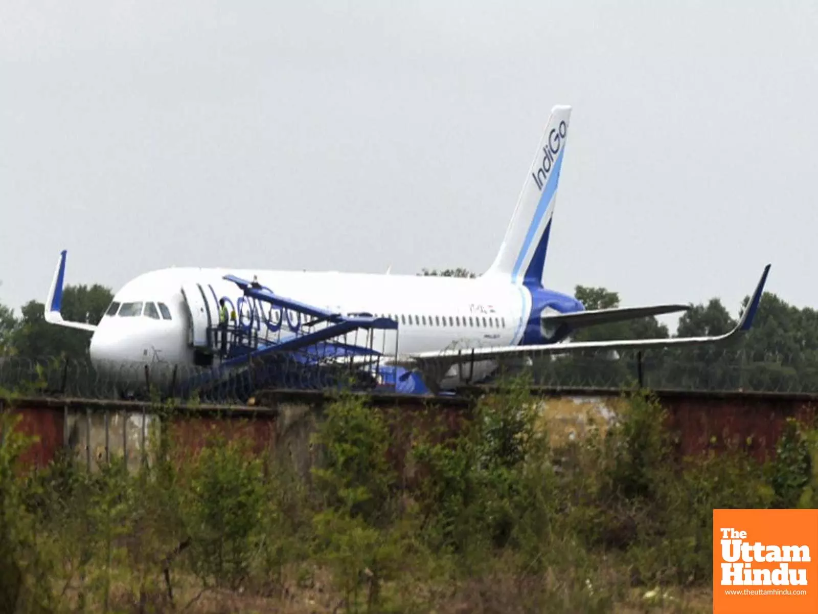 Mid-Air Scare: IndiGo Flight Makes Emergency Landing at Mumbai Airport Mid-Air Scare: IndiGo Flight Makes Emergency Landing at Mumbai Airport