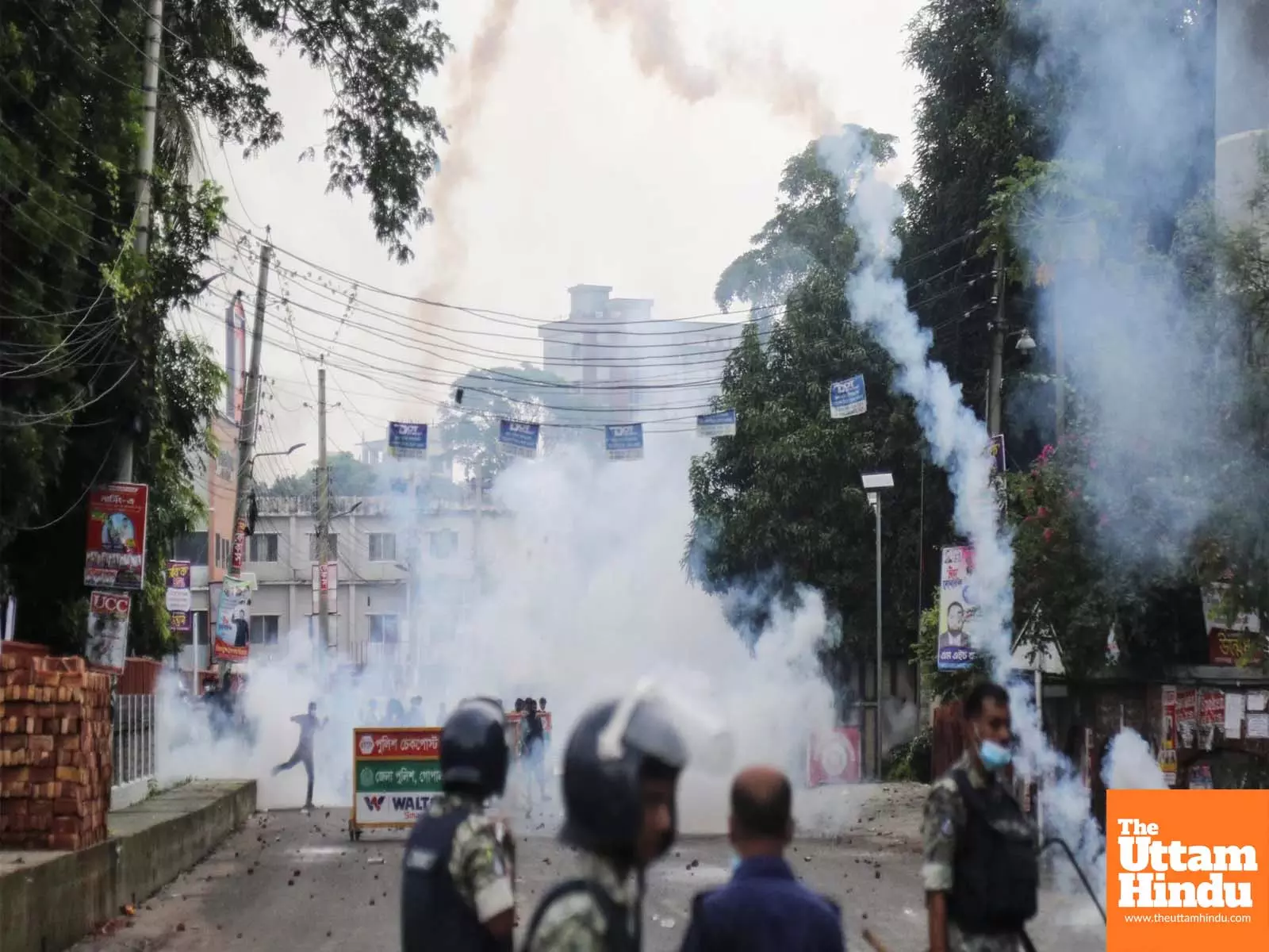 Political Violence Erupts in Bangladesh: 4 Killed, Curfew Imposed in Gopalganj Political Violence Erupts in Bangladesh: 4 Killed, Curfew Imposed in Gopalganj
