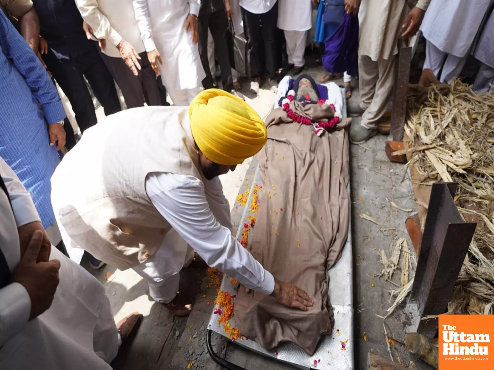 CM Joins Thousands of Mourners to Give Tearful Adieu to Fauja Singh CM Joins Thousands of Mourners to Give Tearful Adieu to Fauja Singh