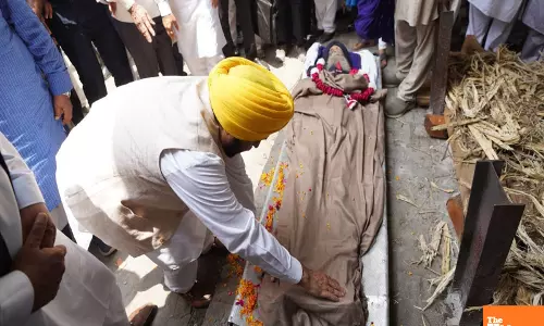 CM Joins Thousands of Mourners to Give Tearful Adieu to Fauja Singh