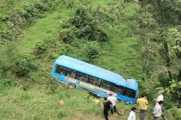 Horrific Bus Accident in Himachal—5 Dead, 8 Injured; Over 20 Onboard Horrific Bus Accident in Himachal—5 Dead, 8 Injured; Over 20 Onboard