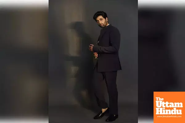Adivi Sesh is a Fan of Emraan Hashmi, said- Working with him is very special Adivi Sesh is a Fan of Emraan Hashmi, said- Working with him is very special