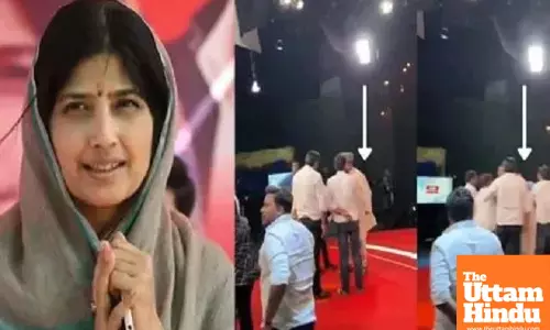 Maulana Sajid Rashid Slapped Live on TV for Controversial Comment on Dimple Yadavs Attire, Watch Video