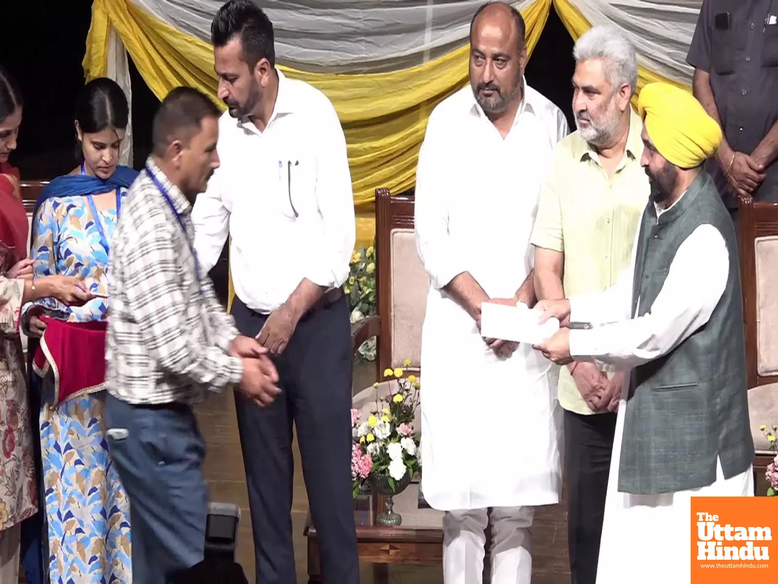 CM Gives Big Bonanza to 942 Contractual Employees of Forest Department, Hands Over Regular Appointment Letters to Them CM Gives Big Bonanza to 942 Contractual Employees of Forest Department, Hands Over Regular Appointment Letters to Them