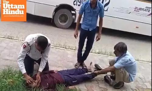 A Hero in Uniform: Gurugram Police Officer Saves Life with Bare Hands, Watch Video