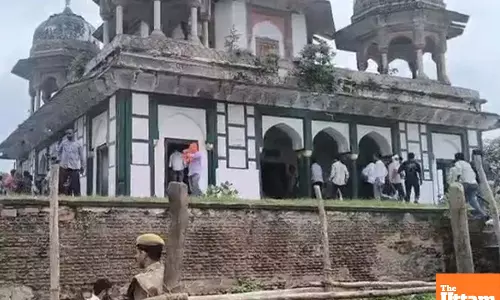 Tomb vs Temple Dispute Sparks Hindu-Muslim Face-Off; Barricades Broken