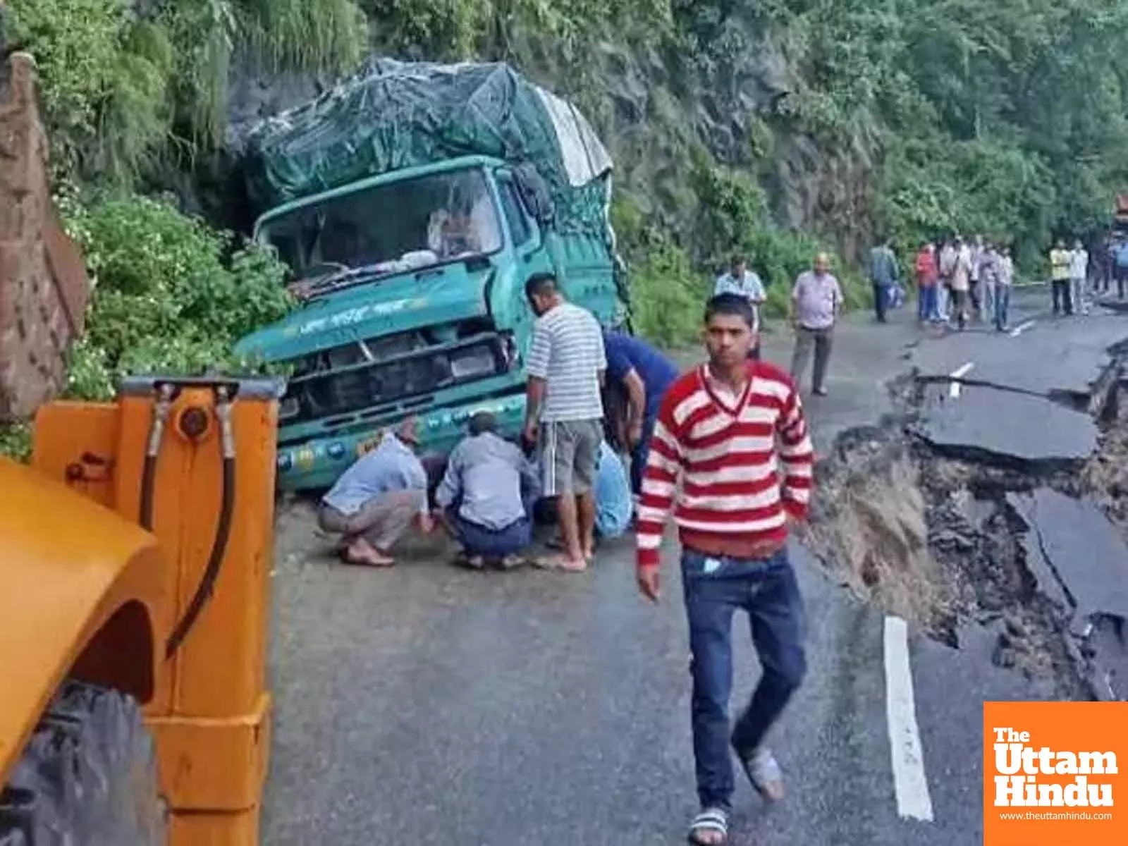 Punjab-Himachal Connectivity Snapped: Pathankot-Dalhousie-Chamba NH Closed Punjab-Himachal Connectivity Snapped: Pathankot-Dalhousie-Chamba NH Closed