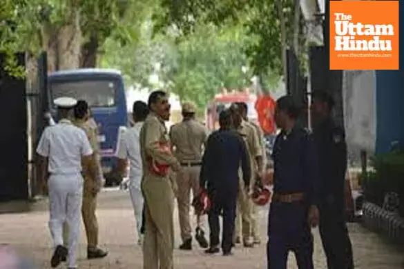 Delhi on Alert: 20 Colleges Receive Bomb Threats, Police Teams Deployed Delhi on Alert: 20 Colleges Receive Bomb Threats, Police Teams Deployed