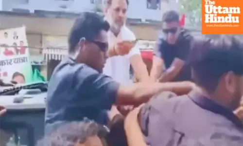 Rahul Gandhi Offers Toffee to BJP Worker Chanting Murdabad – A Unique Political Moment