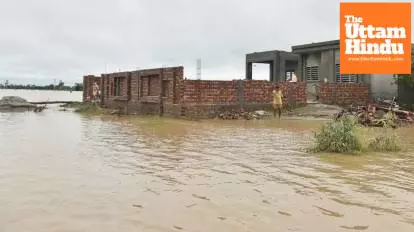 Punjab Rescue Operation Turns Risky as Electric Pole Collapses, Narrow Escape Caught on Video